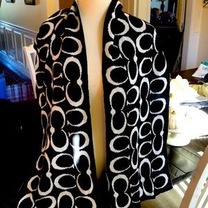 COACH scarf. Reversible. Black and white. Mixture of wool and cotton.